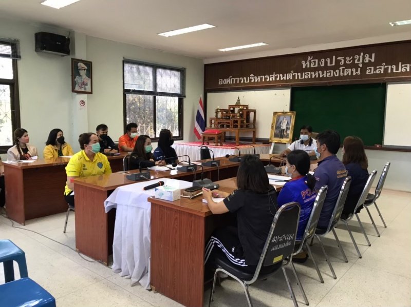 เมื่อวันที่ 17 มกราคม 2565
ณ ห้องประชุมสภาองค์การบริหารส่วนตำบลหนองโดน นายครรชิต ศรีอินทร์ นายกองค์การบริหารส่วนตำบลหนองโดน พร้อมคณะผู้บริหารท้องถิ่น ได้ประชุมข้าราชการพนักงานส่วนตำบล และลูกจ้างขององค์การบริหารส่วนตำบลหนองโดน เรื่องการให้บริการประชาชนและเสริมสร้างวัฒนธรรมองค์กรโดยเน้นย้ำให้เจ้าหน้าที่ของหน่วยงานทุกคน มีทัศนคติที่ดีต่อเพื่อนร่วมงานและผู้มารับบริการ และให้ปฏิบัติงานอย่างซื่อสัตย์สุจริต มีจิตสำนึกที่ดี มีความรับผิดชอบต่อหน้าที่ ตามมาตรฐานทางจริยธรรมของเจ้าหน้าที่ของรัฐ