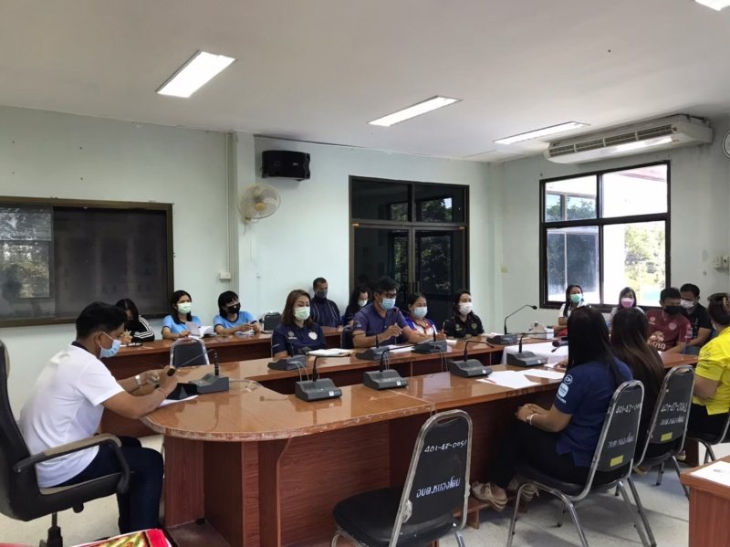 เมื่อวันที่ 17 มกราคม 2565
ณ ห้องประชุมสภาองค์การบริหารส่วนตำบลหนองโดน นายครรชิต ศรีอินทร์ นายกองค์การบริหารส่วนตำบลหนองโดน พร้อมคณะผู้บริหารท้องถิ่น ได้ประชุมข้าราชการพนักงานส่วนตำบล และลูกจ้างขององค์การบริหารส่วนตำบลหนองโดน เรื่องการให้บริการประชาชนและเสริมสร้างวัฒนธรรมองค์กรโดยเน้นย้ำให้เจ้าหน้าที่ของหน่วยงานทุกคน มีทัศนคติที่ดีต่อเพื่อนร่วมงานและผู้มารับบริการ และให้ปฏิบัติงานอย่างซื่อสัตย์สุจริต มีจิตสำนึกที่ดี มีความรับผิดชอบต่อหน้าที่ ตามมาตรฐานทางจริยธรรมของเจ้าหน้าที่ของรัฐ