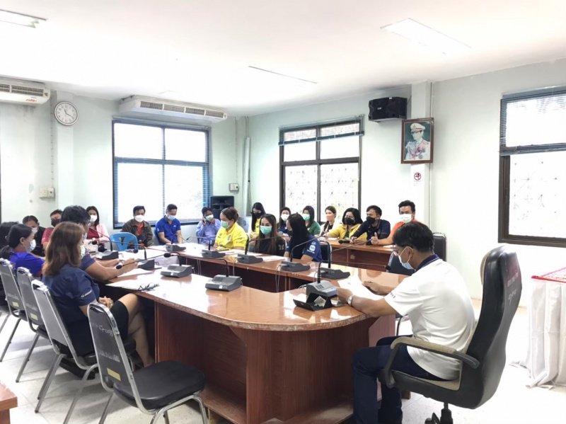 เมื่อวันที่ 17 มกราคม 2565
ณ ห้องประชุมสภาองค์การบริหารส่วนตำบลหนองโดน นายครรชิต ศรีอินทร์ นายกองค์การบริหารส่วนตำบลหนองโดน พร้อมคณะผู้บริหารท้องถิ่น ได้ประชุมข้าราชการพนักงานส่วนตำบล และลูกจ้างขององค์การบริหารส่วนตำบลหนองโดน เรื่องการให้บริการประชาชนและเสริมสร้างวัฒนธรรมองค์กรโดยเน้นย้ำให้เจ้าหน้าที่ของหน่วยงานทุกคน มีทัศนคติที่ดีต่อเพื่อนร่วมงานและผู้มารับบริการ และให้ปฏิบัติงานอย่างซื่อสัตย์สุจริต มีจิตสำนึกที่ดี มีความรับผิดชอบต่อหน้าที่ ตามมาตรฐานทางจริยธรรมของเจ้าหน้าที่ของรัฐ