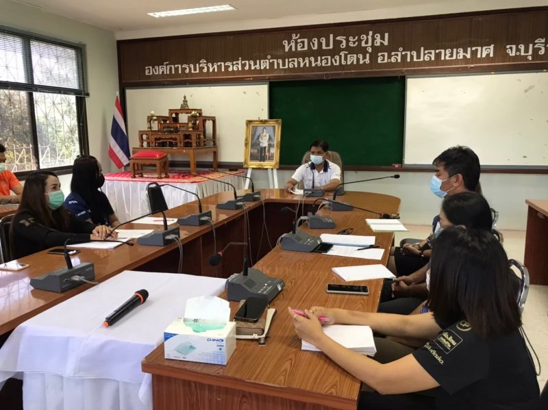 เมื่อวันที่ 17 มกราคม 2565
ณ ห้องประชุมสภาองค์การบริหารส่วนตำบลหนองโดน นายครรชิต ศรีอินทร์ นายกองค์การบริหารส่วนตำบลหนองโดน พร้อมคณะผู้บริหารท้องถิ่น ได้ประชุมข้าราชการพนักงานส่วนตำบล และลูกจ้างขององค์การบริหารส่วนตำบลหนองโดน เรื่องการให้บริการประชาชนและเสริมสร้างวัฒนธรรมองค์กรโดยเน้นย้ำให้เจ้าหน้าที่ของหน่วยงานทุกคน มีทัศนคติที่ดีต่อเพื่อนร่วมงานและผู้มารับบริการ และให้ปฏิบัติงานอย่างซื่อสัตย์สุจริต มีจิตสำนึกที่ดี มีความรับผิดชอบต่อหน้าที่ ตามมาตรฐานทางจริยธรรมของเจ้าหน้าที่ของรัฐ