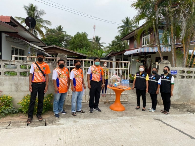 14 กุมภาพันธ์ 2565 : นายครรชิต ศรีอินทร์ นายก อบต.หนองโดน พร้อมด้วยคณะผู้บริหาร คณะสมาชิกสภา อบต.หนองโดน กำนัน ผู้ใหญ่บ้านผอ.รพ.สต.หนองโดน ทีมงาน อสม. และคณะเจ้าหน้าที่ อบต.หนองโดน ออกเยี่ยมพี่น้องประชาชนที่กักตัวจากสถานการณ์แพร่ระบาดของ Covid-19 ในพื้นที่ตำบลหนองโดน พร้อมนี้ ได้มอบถุงยังชีพให้พี่น้องที่กักตัว เพื่อบรรเทาความเดือดร้อนของพี่น้องเป็นการเบื้องต้น "อบต.หนองโดน จะก้าวผ่านสถานการณ์ที่ยากลำบากนี้ไปพร้อมกับพี่น้องตำบลหนองโดน"