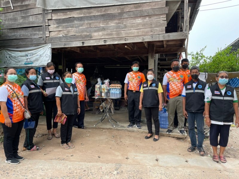 14 กุมภาพันธ์ 2565 : นายครรชิต ศรีอินทร์ นายก อบต.หนองโดน พร้อมด้วยคณะผู้บริหาร คณะสมาชิกสภา อบต.หนองโดน กำนัน ผู้ใหญ่บ้านผอ.รพ.สต.หนองโดน ทีมงาน อสม. และคณะเจ้าหน้าที่ อบต.หนองโดน ออกเยี่ยมพี่น้องประชาชนที่กักตัวจากสถานการณ์แพร่ระบาดของ Covid-19 ในพื้นที่ตำบลหนองโดน พร้อมนี้ ได้มอบถุงยังชีพให้พี่น้องที่กักตัว เพื่อบรรเทาความเดือดร้อนของพี่น้องเป็นการเบื้องต้น "อบต.หนองโดน จะก้าวผ่านสถานการณ์ที่ยากลำบากนี้ไปพร้อมกับพี่น้องตำบลหนองโดน"