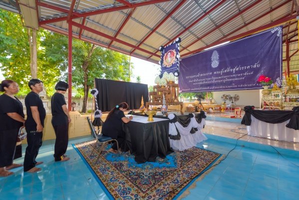 วันที่ ๒๒ ตุลาคม ๒๕๕๙ อบต.หนองโดนร่วมกับโรงเรียนบ้านหนองโดนประสาทวิทย์ , รพ.สต.หนองโดน , วัดหนองจิก และประชาชนตำบลหนองโดน จัดกิจกรรมน้อมเกล้าฯ ถวายอาลัย พระบาทสมเด็จพระปรมินทรมหาภูมิพลอดุลยเดช มหิตลาธิเบศรามาธิบดี จักรีนฤบดินทร สยามินทราธิราช บรมนาถบพิตร ณ วัดหนองจิก ตำบลหนองโดน อำเภอลำปลายมาศ โดย จัดพิธีบำเพ็ญกุศลสวดอภิธรรมถวายพระราชกุศล แด่พระบาทสมเด็จพระปรมินทรมหาภูมิพลอดุลยเดชฯ
แทงบอล ซอคเกอร์ลีก คะแนนฟุตบอล