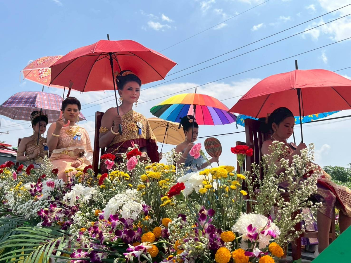 โครงการอนุรักษ์และสืบสานประเพณีสงกรานต์ ประจำปี พ.ศ. 2568 วันที่ 13 เมษายน 2368 องค์การบริหารส่วนตำบลหนองโดน ร่วมกับสมาชิกสภาองค์การบริหารส่วนตำบล กำนัน ผู้ใหญ่บ้าน สถานศึกษา ส่วนราชการและประชาชน ได้กำหนดจัดโครงการอนุรักษ์และสืบสานประเพณีสงกรานต์ ประจำปี พ.ศ.2568 ได้บูรณาการจัดกิจกรรมเนื่องในวันผู้สูงอายุ โดยจัดให้มีกิจกรรมทำบุญที่วัด สรงน้ำพระพุทธรูป สรงน้ำพระภิกษุสงฆ์ และการรดน้ำดำหัวขอพรผู้สูงอายุ การประกวดเทพีสงกรานต์ การประกวดผู้สูงอายุสุขภาพดี การประกวดก่อเจดีย์ทราย