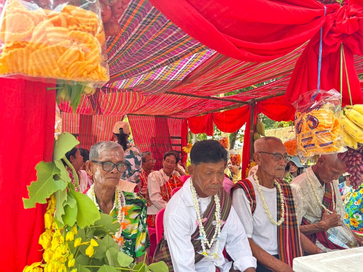 โครงการอนุรักษ์และสืบสานประเพณีสงกรานต์ ประจำปี พ.ศ. 2568 วันที่ 13 เมษายน 2368 องค์การบริหารส่วนตำบลหนองโดน ร่วมกับสมาชิกสภาองค์การบริหารส่วนตำบล กำนัน ผู้ใหญ่บ้าน สถานศึกษา ส่วนราชการและประชาชน ได้กำหนดจัดโครงการอนุรักษ์และสืบสานประเพณีสงกรานต์ ประจำปี พ.ศ.2568 ได้บูรณาการจัดกิจกรรมเนื่องในวันผู้สูงอายุ โดยจัดให้มีกิจกรรมทำบุญที่วัด สรงน้ำพระพุทธรูป สรงน้ำพระภิกษุสงฆ์ และการรดน้ำดำหัวขอพรผู้สูงอายุ การประกวดเทพีสงกรานต์ การประกวดผู้สูงอายุสุขภาพดี การประกวดก่อเจดีย์ทราย