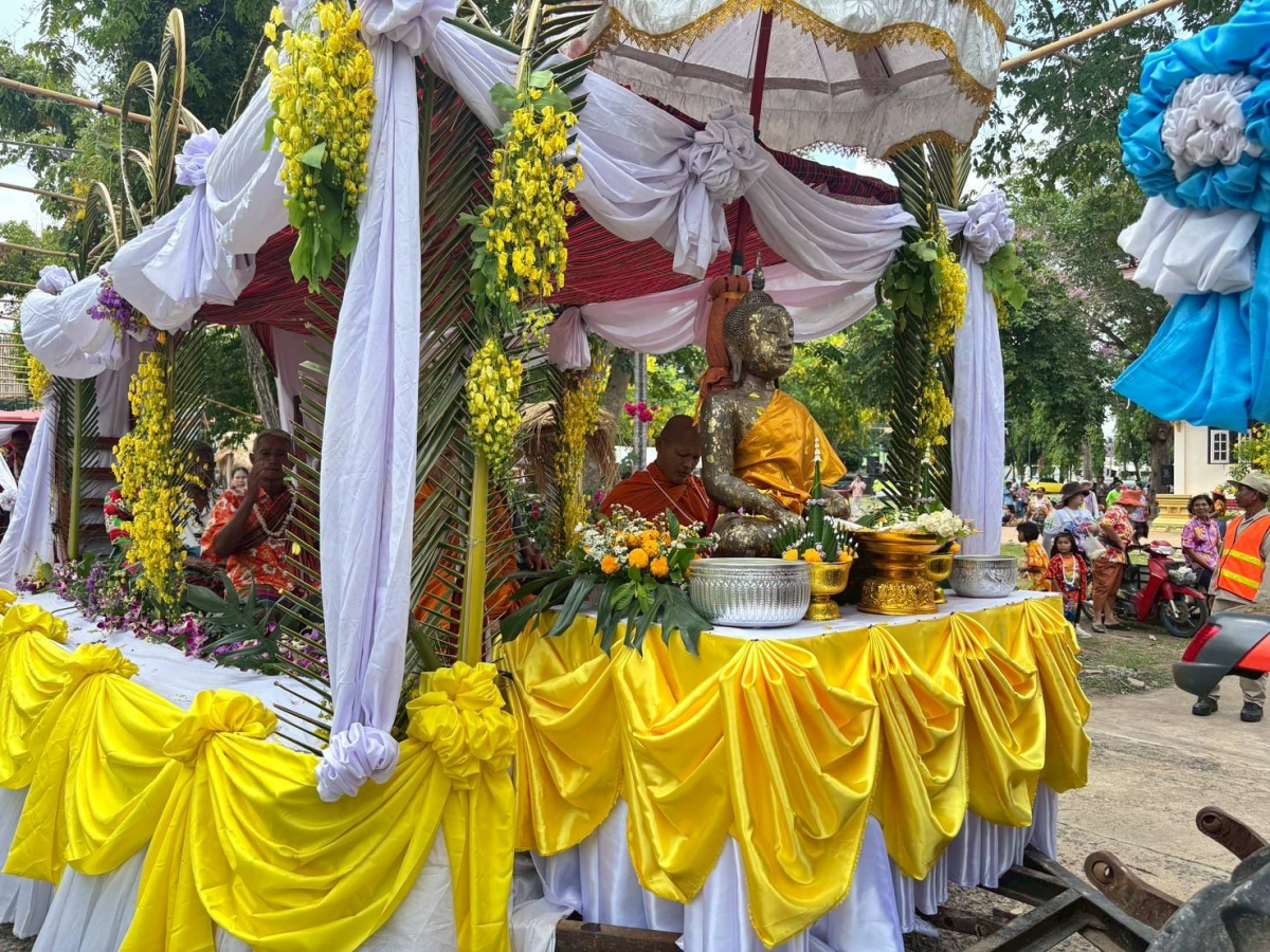 โครงการอนุรักษ์และสืบสานประเพณีสงกรานต์ ประจำปี พ.ศ. 2568 วันที่ 13 เมษายน 2368 องค์การบริหารส่วนตำบลหนองโดน ร่วมกับสมาชิกสภาองค์การบริหารส่วนตำบล กำนัน ผู้ใหญ่บ้าน สถานศึกษา ส่วนราชการและประชาชน ได้กำหนดจัดโครงการอนุรักษ์และสืบสานประเพณีสงกรานต์ ประจำปี พ.ศ.2568 ได้บูรณาการจัดกิจกรรมเนื่องในวันผู้สูงอายุ โดยจัดให้มีกิจกรรมทำบุญที่วัด สรงน้ำพระพุทธรูป สรงน้ำพระภิกษุสงฆ์ และการรดน้ำดำหัวขอพรผู้สูงอายุ การประกวดเทพีสงกรานต์ การประกวดผู้สูงอายุสุขภาพดี การประกวดก่อเจดีย์ทราย