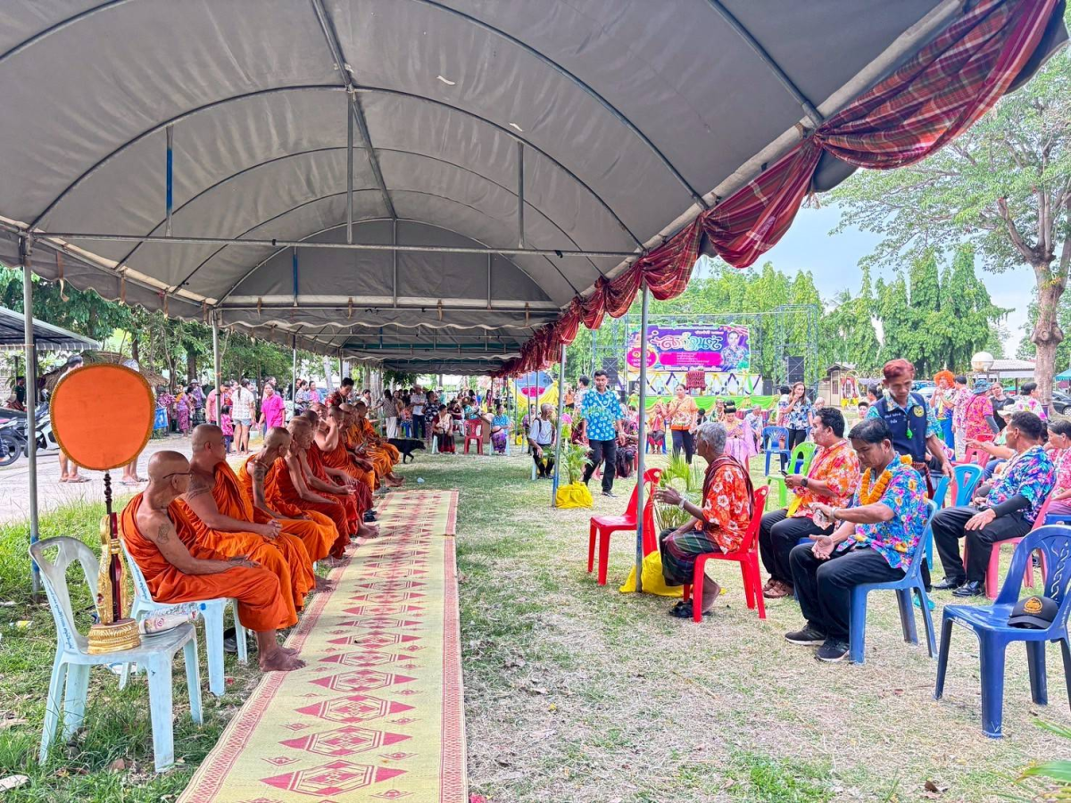 โครงการอนุรักษ์และสืบสานประเพณีสงกรานต์ ประจำปี พ.ศ. 2568 วันที่ 13 เมษายน 2368 องค์การบริหารส่วนตำบลหนองโดน ร่วมกับสมาชิกสภาองค์การบริหารส่วนตำบล กำนัน ผู้ใหญ่บ้าน สถานศึกษา ส่วนราชการและประชาชน ได้กำหนดจัดโครงการอนุรักษ์และสืบสานประเพณีสงกรานต์ ประจำปี พ.ศ.2568 ได้บูรณาการจัดกิจกรรมเนื่องในวันผู้สูงอายุ โดยจัดให้มีกิจกรรมทำบุญที่วัด สรงน้ำพระพุทธรูป สรงน้ำพระภิกษุสงฆ์ และการรดน้ำดำหัวขอพรผู้สูงอายุ การประกวดเทพีสงกรานต์ การประกวดผู้สูงอายุสุขภาพดี การประกวดก่อเจดีย์ทราย