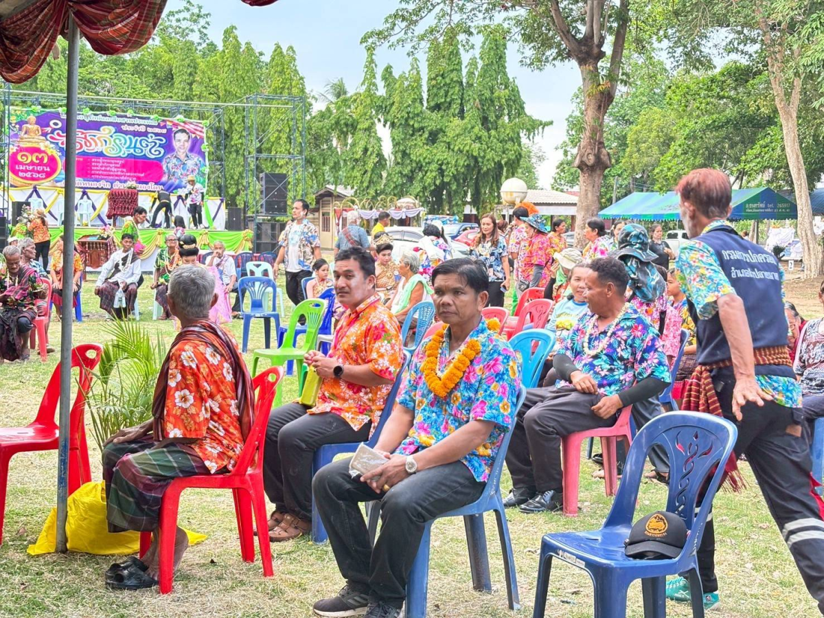 โครงการอนุรักษ์และสืบสานประเพณีสงกรานต์ ประจำปี พ.ศ. 2568 วันที่ 13 เมษายน 2368 องค์การบริหารส่วนตำบลหนองโดน ร่วมกับสมาชิกสภาองค์การบริหารส่วนตำบล กำนัน ผู้ใหญ่บ้าน สถานศึกษา ส่วนราชการและประชาชน ได้กำหนดจัดโครงการอนุรักษ์และสืบสานประเพณีสงกรานต์ ประจำปี พ.ศ.2568 ได้บูรณาการจัดกิจกรรมเนื่องในวันผู้สูงอายุ โดยจัดให้มีกิจกรรมทำบุญที่วัด สรงน้ำพระพุทธรูป สรงน้ำพระภิกษุสงฆ์ และการรดน้ำดำหัวขอพรผู้สูงอายุ การประกวดเทพีสงกรานต์ การประกวดผู้สูงอายุสุขภาพดี การประกวดก่อเจดีย์ทราย