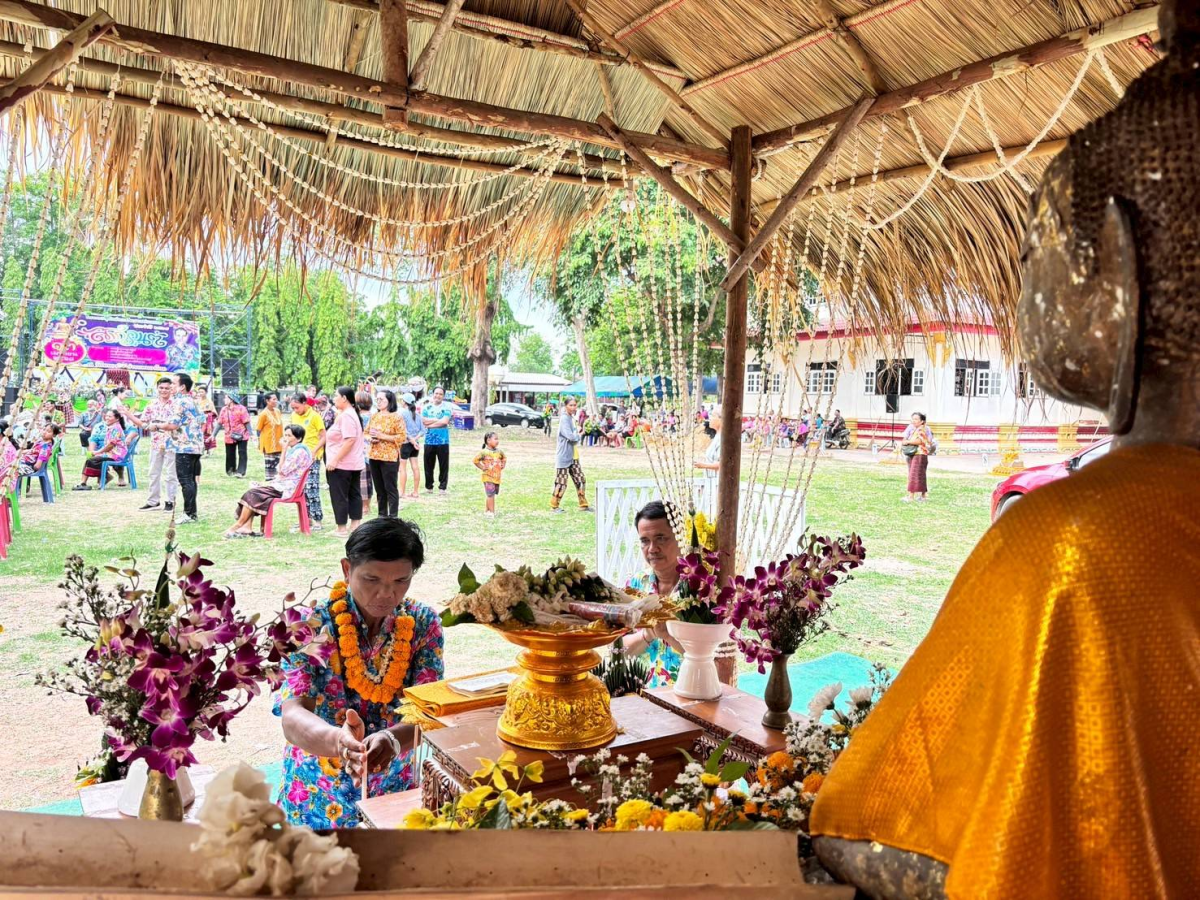 โครงการอนุรักษ์และสืบสานประเพณีสงกรานต์ ประจำปี พ.ศ. 2568 วันที่ 13 เมษายน 2368 องค์การบริหารส่วนตำบลหนองโดน ร่วมกับสมาชิกสภาองค์การบริหารส่วนตำบล กำนัน ผู้ใหญ่บ้าน สถานศึกษา ส่วนราชการและประชาชน ได้กำหนดจัดโครงการอนุรักษ์และสืบสานประเพณีสงกรานต์ ประจำปี พ.ศ.2568 ได้บูรณาการจัดกิจกรรมเนื่องในวันผู้สูงอายุ โดยจัดให้มีกิจกรรมทำบุญที่วัด สรงน้ำพระพุทธรูป สรงน้ำพระภิกษุสงฆ์ และการรดน้ำดำหัวขอพรผู้สูงอายุ การประกวดเทพีสงกรานต์ การประกวดผู้สูงอายุสุขภาพดี การประกวดก่อเจดีย์ทราย