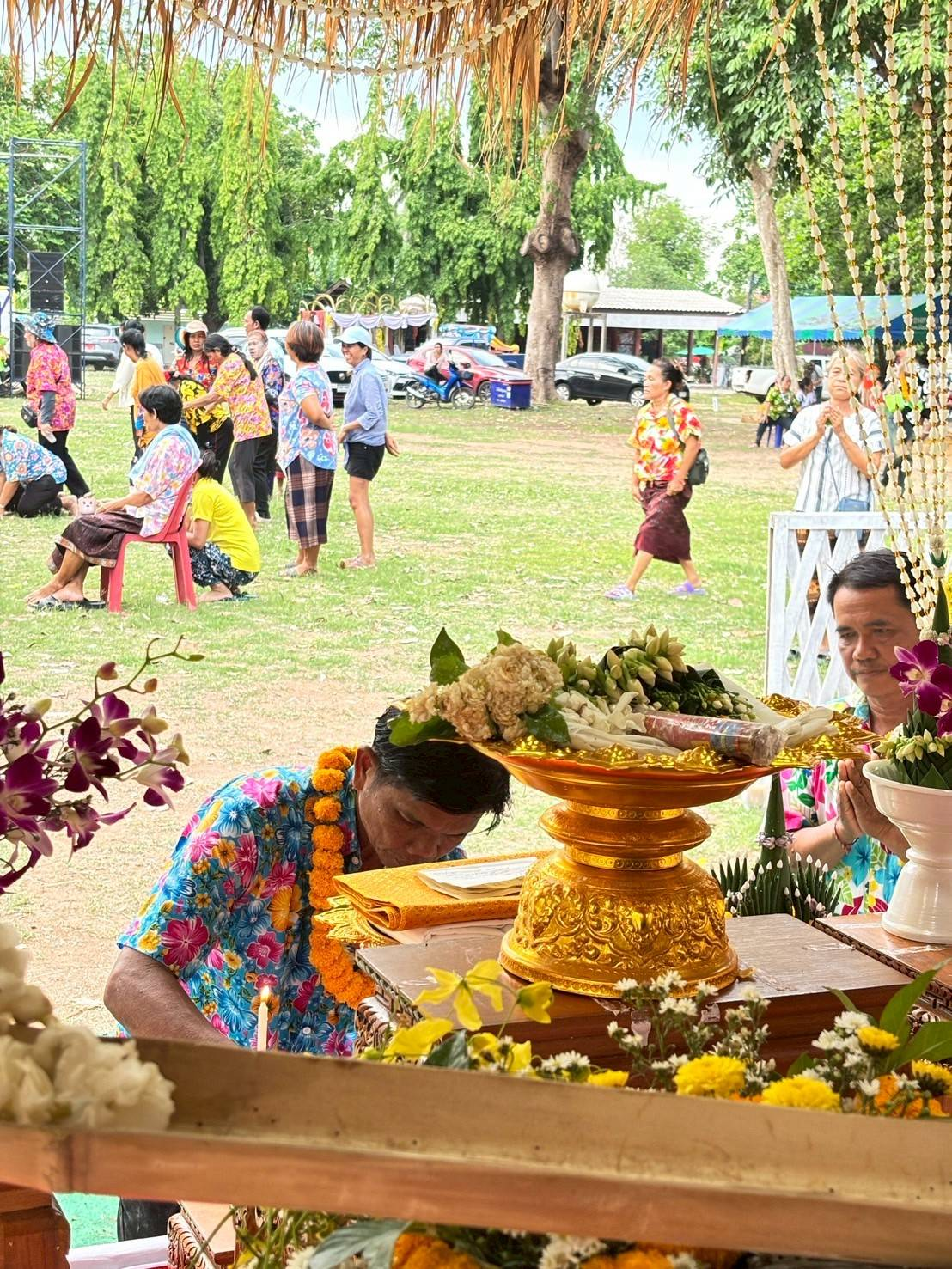 โครงการอนุรักษ์และสืบสานประเพณีสงกรานต์ ประจำปี พ.ศ. 2568 วันที่ 13 เมษายน 2368 องค์การบริหารส่วนตำบลหนองโดน ร่วมกับสมาชิกสภาองค์การบริหารส่วนตำบล กำนัน ผู้ใหญ่บ้าน สถานศึกษา ส่วนราชการและประชาชน ได้กำหนดจัดโครงการอนุรักษ์และสืบสานประเพณีสงกรานต์ ประจำปี พ.ศ.2568 ได้บูรณาการจัดกิจกรรมเนื่องในวันผู้สูงอายุ โดยจัดให้มีกิจกรรมทำบุญที่วัด สรงน้ำพระพุทธรูป สรงน้ำพระภิกษุสงฆ์ และการรดน้ำดำหัวขอพรผู้สูงอายุ การประกวดเทพีสงกรานต์ การประกวดผู้สูงอายุสุขภาพดี การประกวดก่อเจดีย์ทราย
