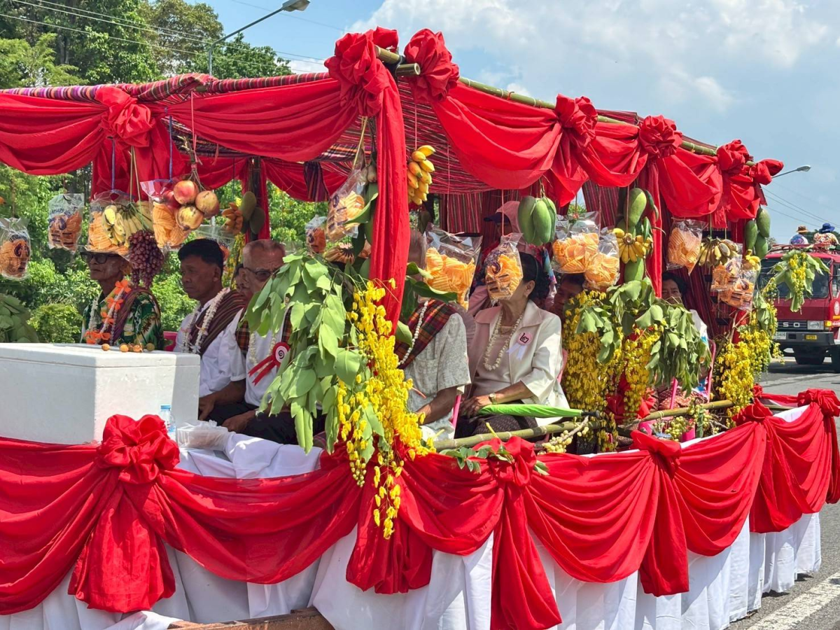 โครงการอนุรักษ์และสืบสานประเพณีสงกรานต์ ประจำปี พ.ศ. 2568 วันที่ 13 เมษายน 2368 องค์การบริหารส่วนตำบลหนองโดน ร่วมกับสมาชิกสภาองค์การบริหารส่วนตำบล กำนัน ผู้ใหญ่บ้าน สถานศึกษา ส่วนราชการและประชาชน ได้กำหนดจัดโครงการอนุรักษ์และสืบสานประเพณีสงกรานต์ ประจำปี พ.ศ.2568 ได้บูรณาการจัดกิจกรรมเนื่องในวันผู้สูงอายุ โดยจัดให้มีกิจกรรมทำบุญที่วัด สรงน้ำพระพุทธรูป สรงน้ำพระภิกษุสงฆ์ และการรดน้ำดำหัวขอพรผู้สูงอายุ การประกวดเทพีสงกรานต์ การประกวดผู้สูงอายุสุขภาพดี การประกวดก่อเจดีย์ทราย