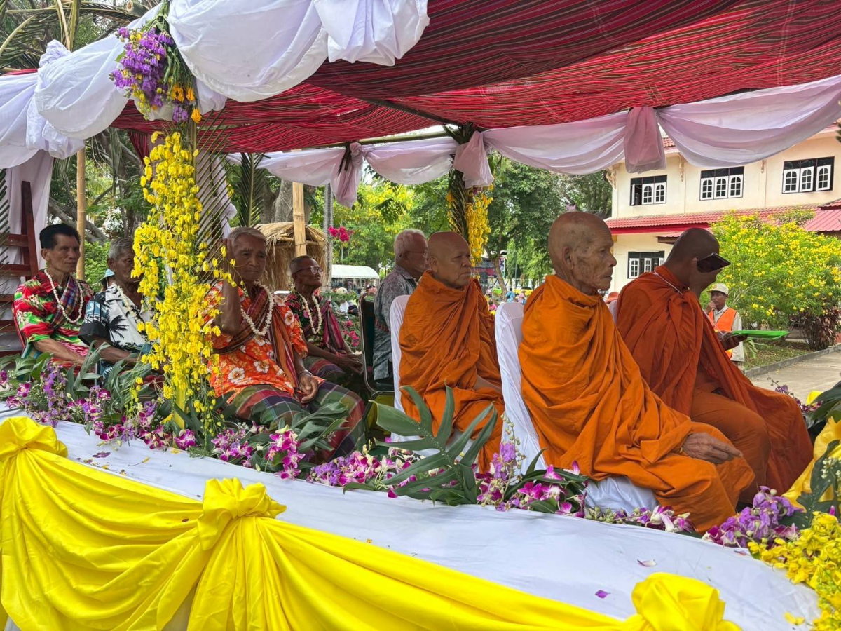 โครงการอนุรักษ์และสืบสานประเพณีสงกรานต์ ประจำปี พ.ศ. 2568 วันที่ 13 เมษายน 2368 องค์การบริหารส่วนตำบลหนองโดน ร่วมกับสมาชิกสภาองค์การบริหารส่วนตำบล กำนัน ผู้ใหญ่บ้าน สถานศึกษา ส่วนราชการและประชาชน ได้กำหนดจัดโครงการอนุรักษ์และสืบสานประเพณีสงกรานต์ ประจำปี พ.ศ.2568 ได้บูรณาการจัดกิจกรรมเนื่องในวันผู้สูงอายุ โดยจัดให้มีกิจกรรมทำบุญที่วัด สรงน้ำพระพุทธรูป สรงน้ำพระภิกษุสงฆ์ และการรดน้ำดำหัวขอพรผู้สูงอายุ การประกวดเทพีสงกรานต์ การประกวดผู้สูงอายุสุขภาพดี การประกวดก่อเจดีย์ทราย