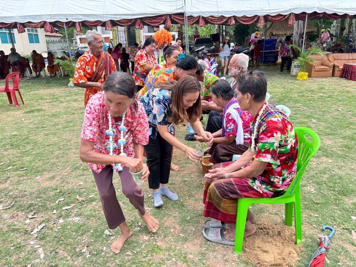 โครงการอนุรักษ์และสืบสานประเพณีสงกรานต์ ประจำปี พ.ศ. 2568 วันที่ 13 เมษายน 2368 องค์การบริหารส่วนตำบลหนองโดน ร่วมกับสมาชิกสภาองค์การบริหารส่วนตำบล กำนัน ผู้ใหญ่บ้าน สถานศึกษา ส่วนราชการและประชาชน ได้กำหนดจัดโครงการอนุรักษ์และสืบสานประเพณีสงกรานต์ ประจำปี พ.ศ.2568 ได้บูรณาการจัดกิจกรรมเนื่องในวันผู้สูงอายุ โดยจัดให้มีกิจกรรมทำบุญที่วัด สรงน้ำพระพุทธรูป สรงน้ำพระภิกษุสงฆ์ และการรดน้ำดำหัวขอพรผู้สูงอายุ การประกวดเทพีสงกรานต์ การประกวดผู้สูงอายุสุขภาพดี การประกวดก่อเจดีย์ทราย