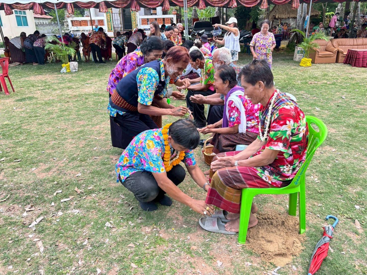 โครงการอนุรักษ์และสืบสานประเพณีสงกรานต์ ประจำปี พ.ศ. 2568 วันที่ 13 เมษายน 2368 องค์การบริหารส่วนตำบลหนองโดน ร่วมกับสมาชิกสภาองค์การบริหารส่วนตำบล กำนัน ผู้ใหญ่บ้าน สถานศึกษา ส่วนราชการและประชาชน ได้กำหนดจัดโครงการอนุรักษ์และสืบสานประเพณีสงกรานต์ ประจำปี พ.ศ.2568 ได้บูรณาการจัดกิจกรรมเนื่องในวันผู้สูงอายุ โดยจัดให้มีกิจกรรมทำบุญที่วัด สรงน้ำพระพุทธรูป สรงน้ำพระภิกษุสงฆ์ และการรดน้ำดำหัวขอพรผู้สูงอายุ การประกวดเทพีสงกรานต์ การประกวดผู้สูงอายุสุขภาพดี การประกวดก่อเจดีย์ทราย