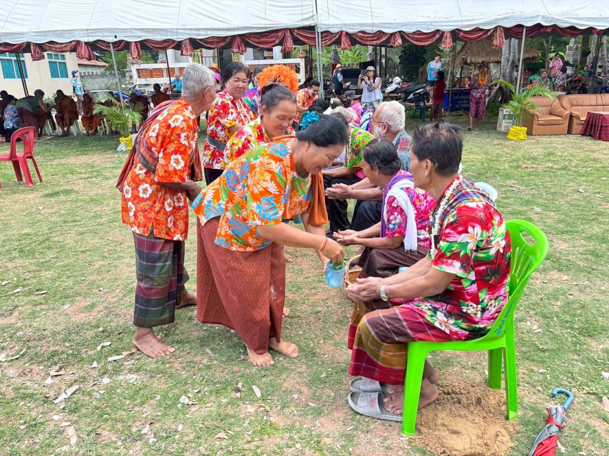 โครงการอนุรักษ์และสืบสานประเพณีสงกรานต์ ประจำปี พ.ศ. 2568 วันที่ 13 เมษายน 2368 องค์การบริหารส่วนตำบลหนองโดน ร่วมกับสมาชิกสภาองค์การบริหารส่วนตำบล กำนัน ผู้ใหญ่บ้าน สถานศึกษา ส่วนราชการและประชาชน ได้กำหนดจัดโครงการอนุรักษ์และสืบสานประเพณีสงกรานต์ ประจำปี พ.ศ.2568 ได้บูรณาการจัดกิจกรรมเนื่องในวันผู้สูงอายุ โดยจัดให้มีกิจกรรมทำบุญที่วัด สรงน้ำพระพุทธรูป สรงน้ำพระภิกษุสงฆ์ และการรดน้ำดำหัวขอพรผู้สูงอายุ การประกวดเทพีสงกรานต์ การประกวดผู้สูงอายุสุขภาพดี การประกวดก่อเจดีย์ทราย