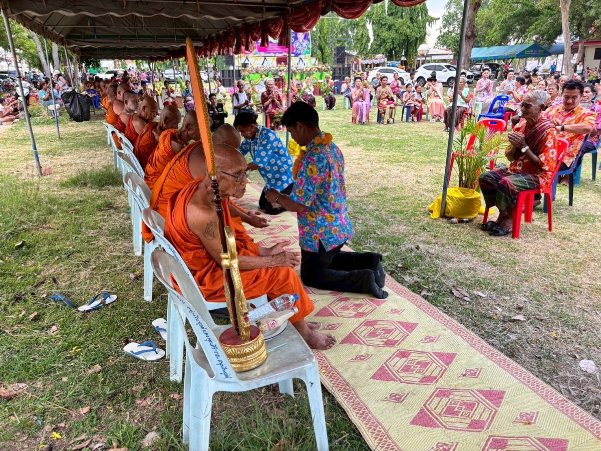 โครงการอนุรักษ์และสืบสานประเพณีสงกรานต์ ประจำปี พ.ศ. 2568 วันที่ 13 เมษายน 2368 องค์การบริหารส่วนตำบลหนองโดน ร่วมกับสมาชิกสภาองค์การบริหารส่วนตำบล กำนัน ผู้ใหญ่บ้าน สถานศึกษา ส่วนราชการและประชาชน ได้กำหนดจัดโครงการอนุรักษ์และสืบสานประเพณีสงกรานต์ ประจำปี พ.ศ.2568 ได้บูรณาการจัดกิจกรรมเนื่องในวันผู้สูงอายุ โดยจัดให้มีกิจกรรมทำบุญที่วัด สรงน้ำพระพุทธรูป สรงน้ำพระภิกษุสงฆ์ และการรดน้ำดำหัวขอพรผู้สูงอายุ การประกวดเทพีสงกรานต์ การประกวดผู้สูงอายุสุขภาพดี การประกวดก่อเจดีย์ทราย