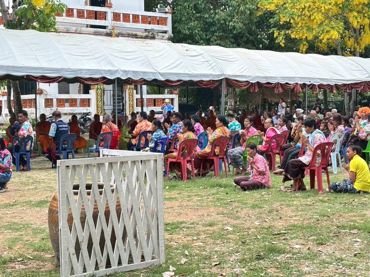โครงการอนุรักษ์และสืบสานประเพณีสงกรานต์ ประจำปี พ.ศ. 2568 วันที่ 13 เมษายน 2368 องค์การบริหารส่วนตำบลหนองโดน ร่วมกับสมาชิกสภาองค์การบริหารส่วนตำบล กำนัน ผู้ใหญ่บ้าน สถานศึกษา ส่วนราชการและประชาชน ได้กำหนดจัดโครงการอนุรักษ์และสืบสานประเพณีสงกรานต์ ประจำปี พ.ศ.2568 ได้บูรณาการจัดกิจกรรมเนื่องในวันผู้สูงอายุ โดยจัดให้มีกิจกรรมทำบุญที่วัด สรงน้ำพระพุทธรูป สรงน้ำพระภิกษุสงฆ์ และการรดน้ำดำหัวขอพรผู้สูงอายุ การประกวดเทพีสงกรานต์ การประกวดผู้สูงอายุสุขภาพดี การประกวดก่อเจดีย์ทราย