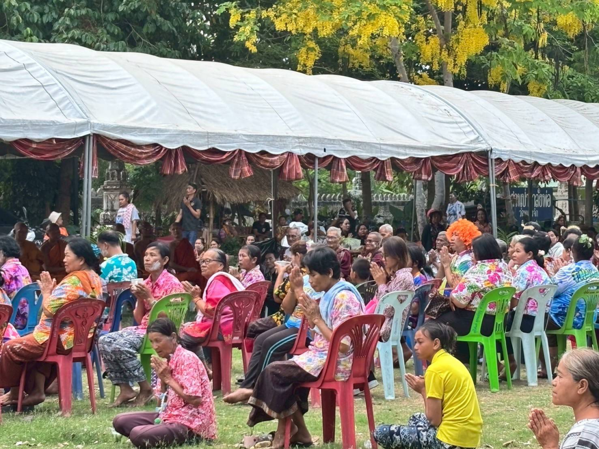 โครงการอนุรักษ์และสืบสานประเพณีสงกรานต์ ประจำปี พ.ศ. 2568 วันที่ 13 เมษายน 2368 องค์การบริหารส่วนตำบลหนองโดน ร่วมกับสมาชิกสภาองค์การบริหารส่วนตำบล กำนัน ผู้ใหญ่บ้าน สถานศึกษา ส่วนราชการและประชาชน ได้กำหนดจัดโครงการอนุรักษ์และสืบสานประเพณีสงกรานต์ ประจำปี พ.ศ.2568 ได้บูรณาการจัดกิจกรรมเนื่องในวันผู้สูงอายุ โดยจัดให้มีกิจกรรมทำบุญที่วัด สรงน้ำพระพุทธรูป สรงน้ำพระภิกษุสงฆ์ และการรดน้ำดำหัวขอพรผู้สูงอายุ การประกวดเทพีสงกรานต์ การประกวดผู้สูงอายุสุขภาพดี การประกวดก่อเจดีย์ทราย