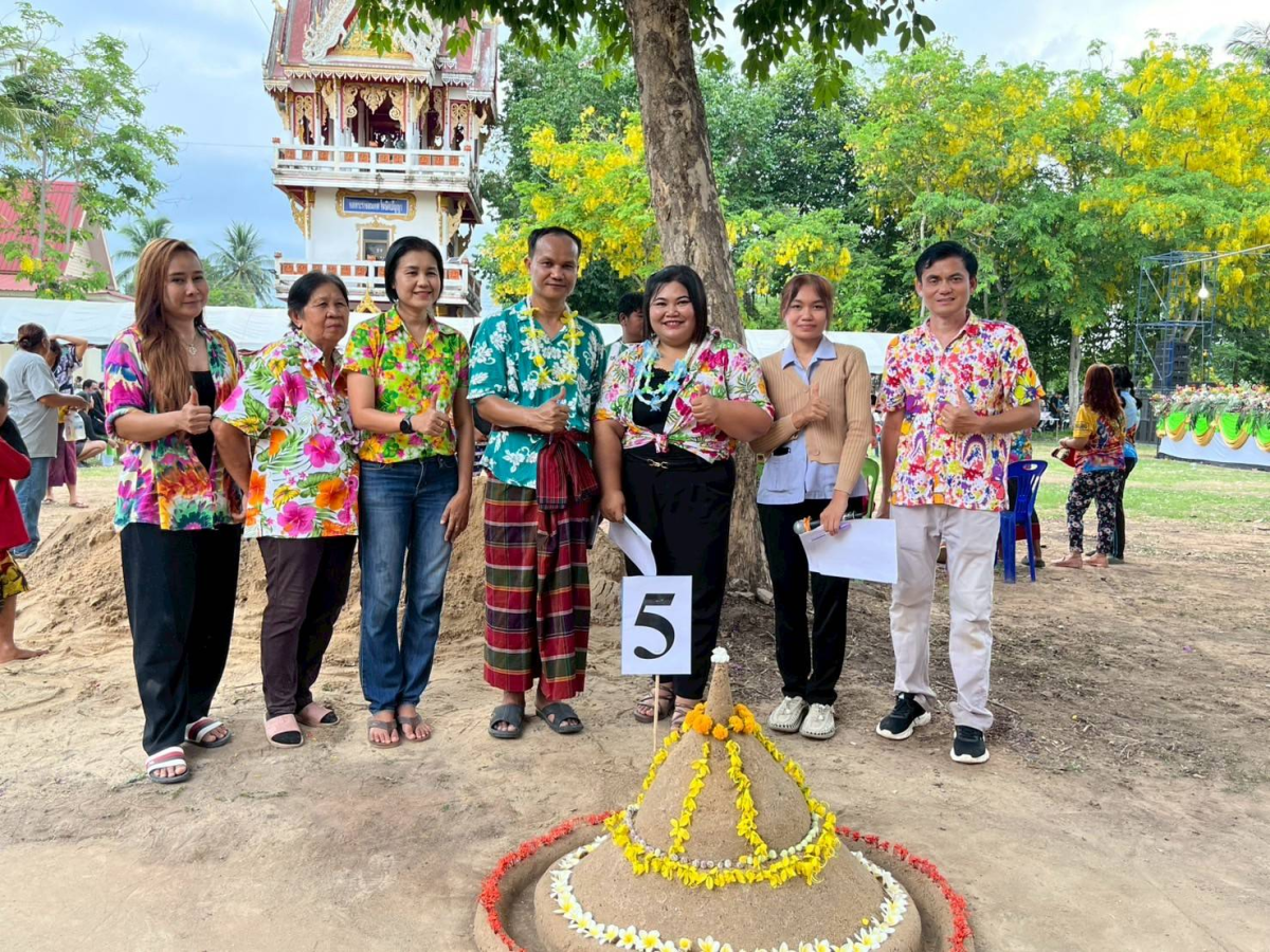 โครงการอนุรักษ์และสืบสานประเพณีสงกรานต์ ประจำปี พ.ศ. 2568 วันที่ 13 เมษายน 2368 องค์การบริหารส่วนตำบลหนองโดน ร่วมกับสมาชิกสภาองค์การบริหารส่วนตำบล กำนัน ผู้ใหญ่บ้าน สถานศึกษา ส่วนราชการและประชาชน ได้กำหนดจัดโครงการอนุรักษ์และสืบสานประเพณีสงกรานต์ ประจำปี พ.ศ.2568 ได้บูรณาการจัดกิจกรรมเนื่องในวันผู้สูงอายุ โดยจัดให้มีกิจกรรมทำบุญที่วัด สรงน้ำพระพุทธรูป สรงน้ำพระภิกษุสงฆ์ และการรดน้ำดำหัวขอพรผู้สูงอายุ การประกวดเทพีสงกรานต์ การประกวดผู้สูงอายุสุขภาพดี การประกวดก่อเจดีย์ทราย