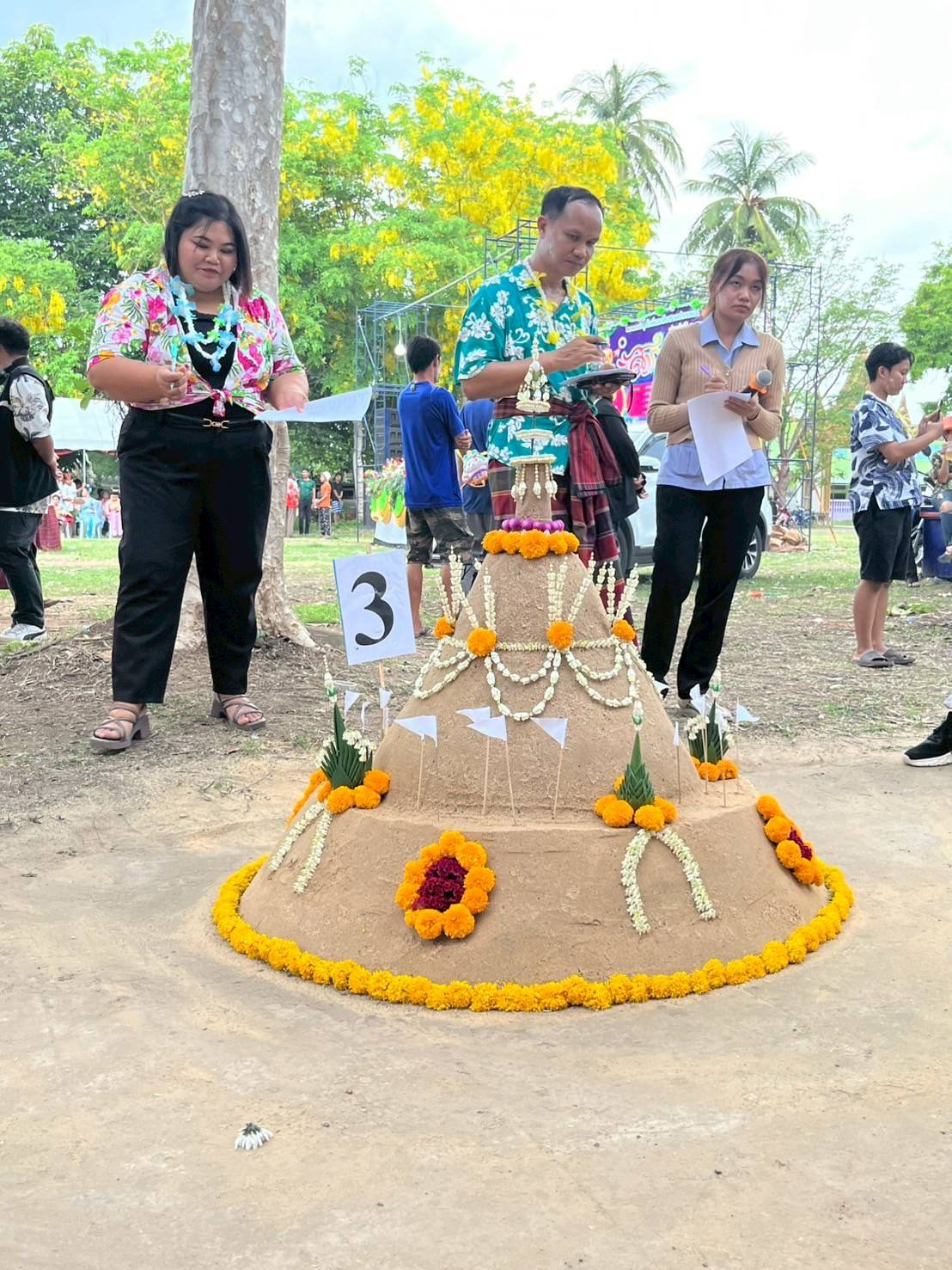 โครงการอนุรักษ์และสืบสานประเพณีสงกรานต์ ประจำปี พ.ศ. 2568 วันที่ 13 เมษายน 2368 องค์การบริหารส่วนตำบลหนองโดน ร่วมกับสมาชิกสภาองค์การบริหารส่วนตำบล กำนัน ผู้ใหญ่บ้าน สถานศึกษา ส่วนราชการและประชาชน ได้กำหนดจัดโครงการอนุรักษ์และสืบสานประเพณีสงกรานต์ ประจำปี พ.ศ.2568 ได้บูรณาการจัดกิจกรรมเนื่องในวันผู้สูงอายุ โดยจัดให้มีกิจกรรมทำบุญที่วัด สรงน้ำพระพุทธรูป สรงน้ำพระภิกษุสงฆ์ และการรดน้ำดำหัวขอพรผู้สูงอายุ การประกวดเทพีสงกรานต์ การประกวดผู้สูงอายุสุขภาพดี การประกวดก่อเจดีย์ทราย