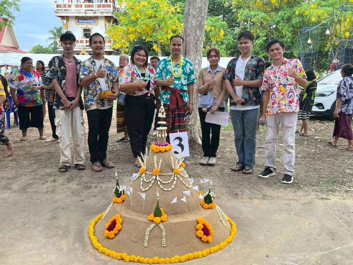 โครงการอนุรักษ์และสืบสานประเพณีสงกรานต์ ประจำปี พ.ศ. 2568 วันที่ 13 เมษายน 2368 องค์การบริหารส่วนตำบลหนองโดน ร่วมกับสมาชิกสภาองค์การบริหารส่วนตำบล กำนัน ผู้ใหญ่บ้าน สถานศึกษา ส่วนราชการและประชาชน ได้กำหนดจัดโครงการอนุรักษ์และสืบสานประเพณีสงกรานต์ ประจำปี พ.ศ.2568 ได้บูรณาการจัดกิจกรรมเนื่องในวันผู้สูงอายุ โดยจัดให้มีกิจกรรมทำบุญที่วัด สรงน้ำพระพุทธรูป สรงน้ำพระภิกษุสงฆ์ และการรดน้ำดำหัวขอพรผู้สูงอายุ การประกวดเทพีสงกรานต์ การประกวดผู้สูงอายุสุขภาพดี การประกวดก่อเจดีย์ทราย