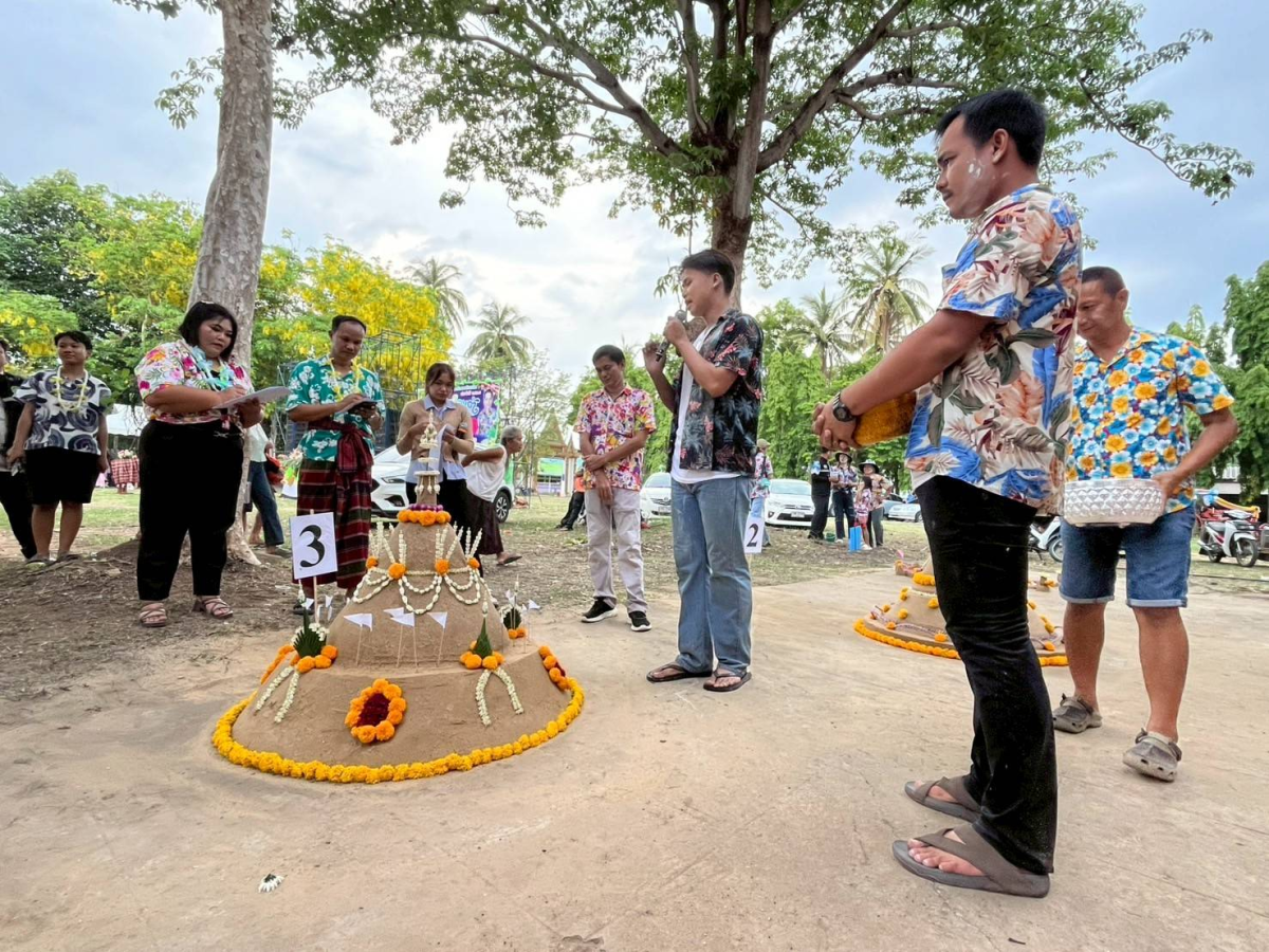 โครงการอนุรักษ์และสืบสานประเพณีสงกรานต์ ประจำปี พ.ศ. 2568 วันที่ 13 เมษายน 2368 องค์การบริหารส่วนตำบลหนองโดน ร่วมกับสมาชิกสภาองค์การบริหารส่วนตำบล กำนัน ผู้ใหญ่บ้าน สถานศึกษา ส่วนราชการและประชาชน ได้กำหนดจัดโครงการอนุรักษ์และสืบสานประเพณีสงกรานต์ ประจำปี พ.ศ.2568 ได้บูรณาการจัดกิจกรรมเนื่องในวันผู้สูงอายุ โดยจัดให้มีกิจกรรมทำบุญที่วัด สรงน้ำพระพุทธรูป สรงน้ำพระภิกษุสงฆ์ และการรดน้ำดำหัวขอพรผู้สูงอายุ การประกวดเทพีสงกรานต์ การประกวดผู้สูงอายุสุขภาพดี การประกวดก่อเจดีย์ทราย