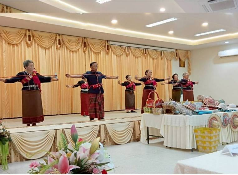  องค์การบริหารส่วนตำบลหนอง โดยกองสวัสดิการสังคม ได้จัดทำโครงการพัฒนาคุณภาพชีวิตผู้สูงอายุ ประจำปีงบประมาณ 2568  เมื่อวันที่ 25 เมษายน 2568 ณ เทศบาลตำบลขุนหาญ อำเภอขุนหาญ จังหวัดศรีสะเกษ โดยมีวัตถุประสงค์เพื่อเป็นการฟื้นฟูสุขภาพ ช่วยยืดเหยียดกล้ามเนื้อ ลดอาการปวดเมื่อยกล้ามเนื้อในผู้สูงอายุ กล้ามเนื้อของร่างกายมีความยืดหยุ่น ลดความตึงตัว ทำให้ร่างกายมีความผ่อนคลาย เพิ่มความแข็งแรง  ทำให้การเคลื่อนไหวของร่างกายดีขึ้น