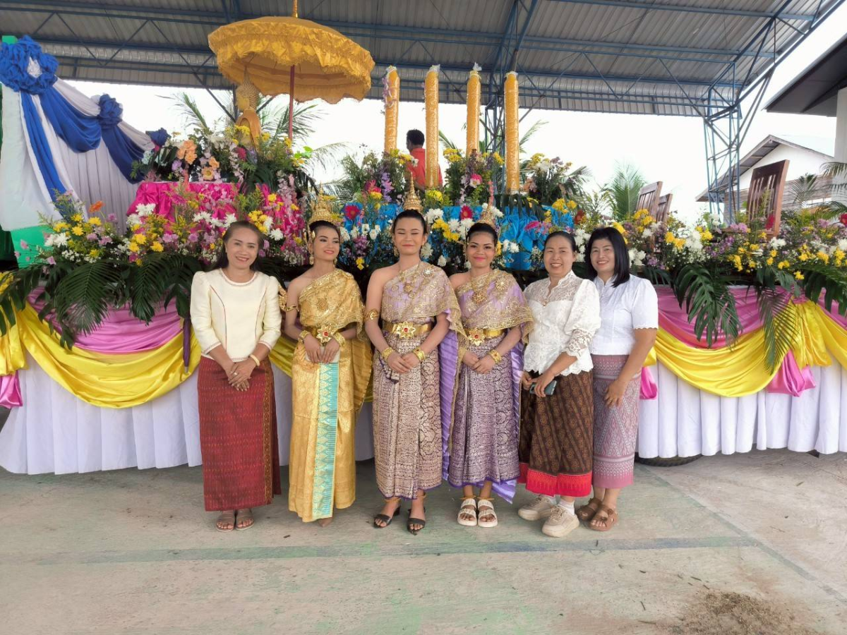 องค์การบริหารส่วนตำบลหนองโดนได้ดำเนินการจัดโครงการ ประเพณีแห่เทียนและถวายเทียนพรรษา ประจำปีงบประมาณ 2568 ร่วมกับสมาชิกสภาองค์การบริหารส่วนตำบล กำนัน ผู้ใหญ่บ้าน  สถานศึกษา ส่วนราชการ ประชาชนและชมรมคนทำความดีเพื่อพ่อของแผ่นดิน อำเภอลำปลายมาศ  จังหวัดบุรีรัมย์ ได้ตระหนักถึงความสำคัญของประเพณี แห่เทียนพรรษาและมีความประสงค์ให้ทุกภาคส่วน ในสังคมได้มีส่วนร่วมในการส่งเสริมทำนุบำรุงศาสนา ร่วมกันทำบุญ ทำจิตใจให้บริสุทธิ์  รักษาศิลปะ วัฒนธรรม ภมูิปัญญาท้องถิ่นและประเพณีที่ดีงามของท้องถิ่นให้คงอยู่ต่อไป