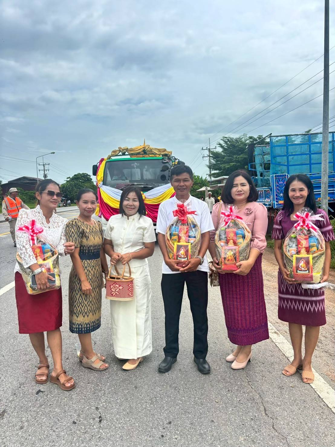 องค์การบริหารส่วนตำบลหนองโดนได้ดำเนินการจัดโครงการ ประเพณีแห่เทียนและถวายเทียนพรรษา ประจำปีงบประมาณ 2568 ร่วมกับสมาชิกสภาองค์การบริหารส่วนตำบล กำนัน ผู้ใหญ่บ้าน  สถานศึกษา ส่วนราชการ ประชาชนและชมรมคนทำความดีเพื่อพ่อของแผ่นดิน อำเภอลำปลายมาศ  จังหวัดบุรีรัมย์ ได้ตระหนักถึงความสำคัญของประเพณี แห่เทียนพรรษาและมีความประสงค์ให้ทุกภาคส่วน ในสังคมได้มีส่วนร่วมในการส่งเสริมทำนุบำรุงศาสนา ร่วมกันทำบุญ ทำจิตใจให้บริสุทธิ์  รักษาศิลปะ วัฒนธรรม ภมูิปัญญาท้องถิ่นและประเพณีที่ดีงามของท้องถิ่นให้คงอยู่ต่อไป